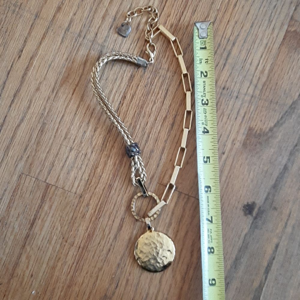 NEW Gold toned necklace with pendant - Picture 5 of 7